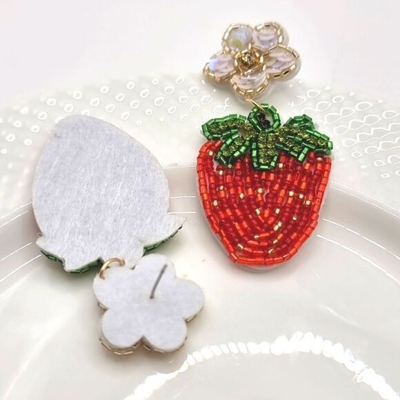 New C&C CALIFORNIA Strawberry beeded earrings - Picture 6 of 8